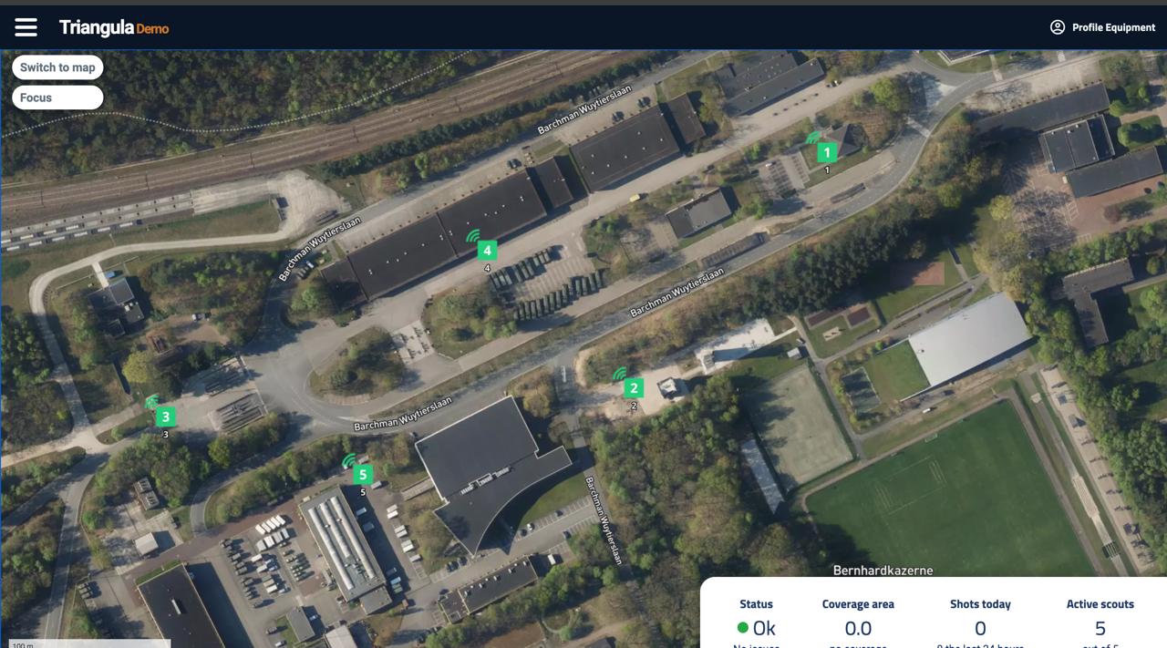 Triangula Commander web interface showing five active scouts on a satellite map at the Bernhardkazerne, Amersfoort